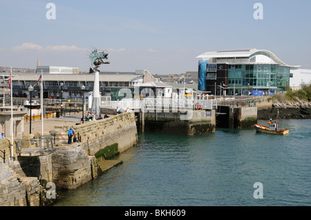 National Maritime Aquarium e Mayflower Steps nell'area di Barbican Plymouth South Devon England Regno Unito Foto Stock