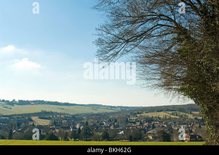 Orizzontale di un ampio angolo di visione attraverso il Chiltern Hills di Old Amersham nel Buckinghamshire su una soleggiata giornata di primavera. Foto Stock