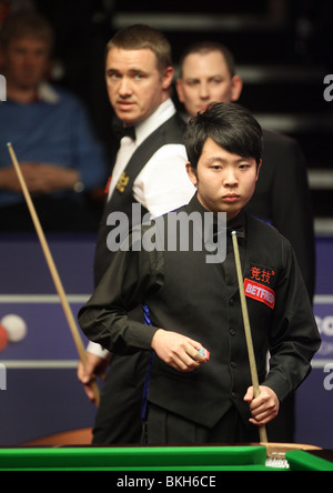 Eun ZHANG & STEPHEN HENDRY World Snooker Championship il crogiolo SHEFFIELD Inghilterra 17 aprile 2010 Foto Stock