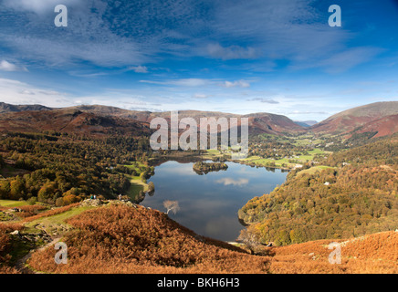 Vista su Grasmere e villaggio di Grasmere da Loughrigg Terrazza in autunno, Lake District, Cumbria Foto Stock