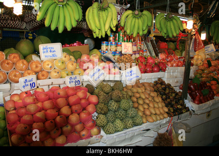 Frutta tropicale in un mercato a Bangkok, in Thailandia. Foto Stock