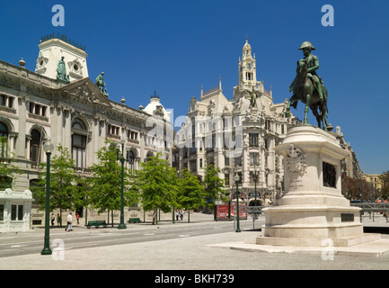 Il Portogallo, la Costa Verde, Porto, Avenida dos Aliados nel centro della citta'. La statua di Dom Pedro IV. Foto Stock