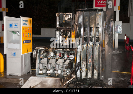 Stazione di benzina della pompa carburante distrutto da un incendio accidentale mentre la macchina di riempimento Foto Stock