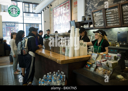 Starbucks Coffee Company Spring Street Cafe nel quartiere di Soho di New York Foto Stock