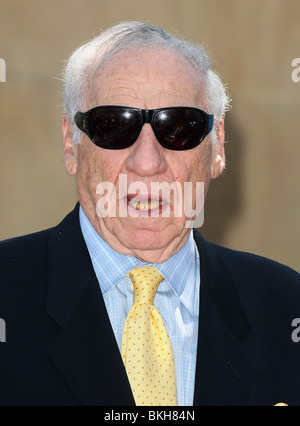 MEL BROOKS Mel Brooks stella sulla Hollywood Walk of Fame HOLLYWOOD Los Angeles CA 23 Aprile 2010 Foto Stock