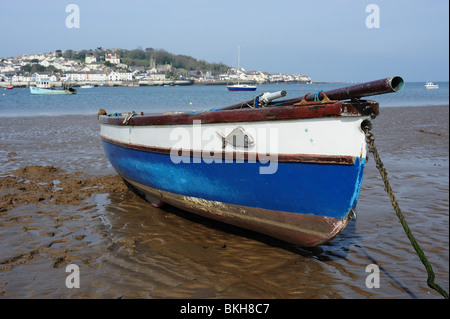 In legno barca da pesca spiaggiata a bassa marea sulla spiaggia Instow in Devon Foto Stock
