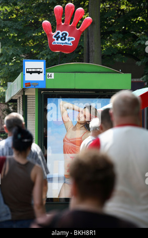 Persone che vanno nella direzione di una fermata bus, Poznan, Polonia Foto Stock