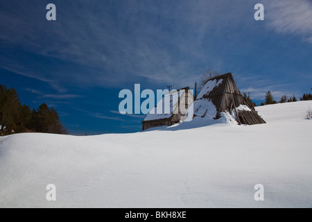 Durmitor, inverno, casa di montagna nella neve, Montenegro Foto Stock