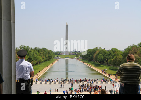 Una vista del Monumento di Washington da appena dentro il Lincoln Memorial a Washington, DC Foto Stock