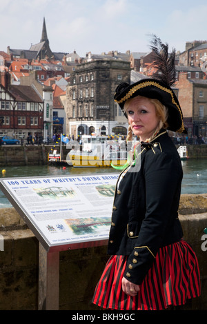 Donna che indossa il tri-monopolizzati hat o tricorne e abiti fantasiosi costumi a Whitby Goth Festival Weekend, North Yorkshire, Aprile 2010 Foto Stock