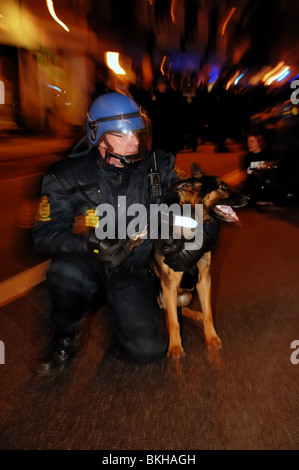 COP 15 Copenhagen vertice sul clima.svoltasi nel dicembre09 in Danimarca la città capitale.tumulti dimostrazioni.cane di polizia e di controllo del gestore Foto Stock