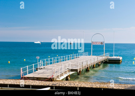 Cannes , La Croisette , Vista della Noga Beach & pontile o molo boe di colore giallo Foto Stock