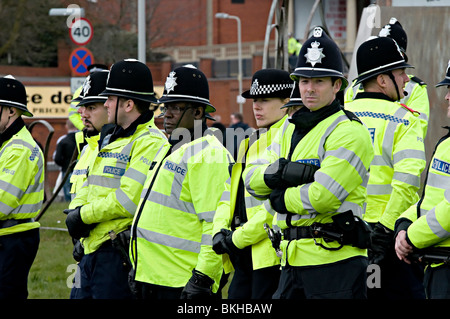 La polizia di tumulto all'EDL demo a Dudley Regno Unito contro la costruzione di una moschea con un nero officer piedi tra quelli bianchi Foto Stock