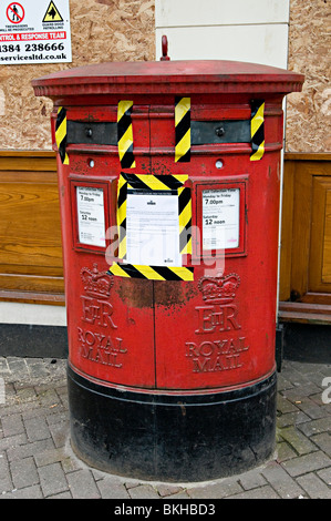 Rosso nella cassetta postale di dudley chiuso durante l'EDL proteste in aprile 2010 Foto Stock