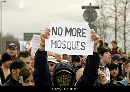 Demo di edl a Dudley Regno Unito contro la costruzione di una moschea l'EDL affermano di essere fatta di persone contro l'estremismo islamico, tuttavia Foto Stock