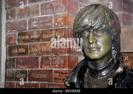 Statua di John Lennon al di fuori del Cavern Club su Matthew Street Liverpool Foto Stock