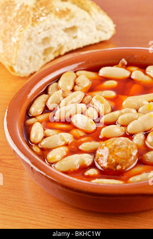 Fagioli al forno e il chorizo in salsa di pomodoro. Profondità di campo Foto Stock