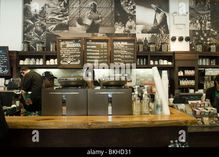 Starbucks Coffee Company Spring Street Cafe nel quartiere di Soho di New York Foto Stock
