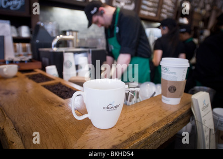 Starbucks Coffee Company Spring Street Cafe nel quartiere di Soho di New York Foto Stock