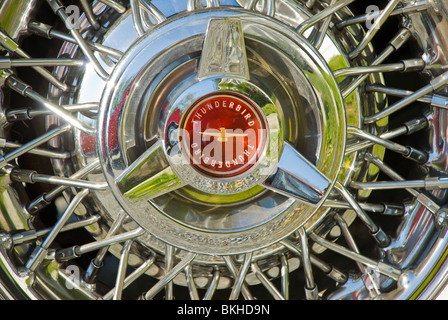 Primo piano della cuffia/ruota passeggero anteriore di un'automobile Ford Thunderbird classica del 1956. Foto Stock