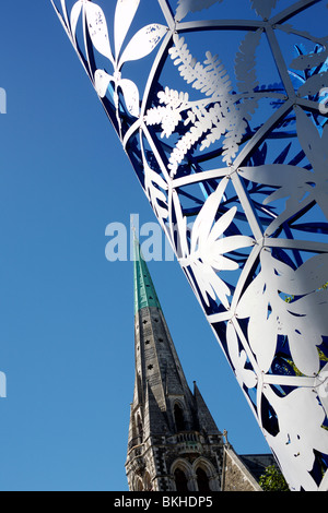 Il 18-metro alto "metalli calice' scultura in piazza del Duomo, Christchurch, Nuova Zelanda Foto Stock