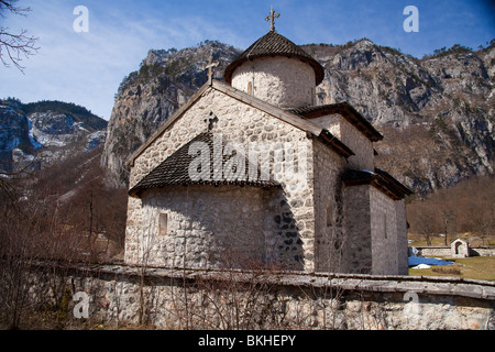 Piccola chiesa monastero ortodosso Dobrilovina in Montenegro Foto Stock