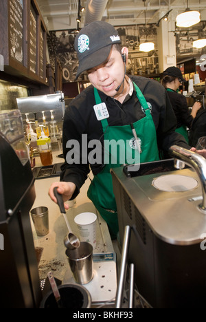 Starbucks Coffee Company Spring Street Cafe nel quartiere di Soho di New York Foto Stock