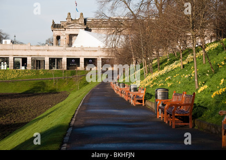 Un banco del percorso rivestito in Edinburgh Princes Street Gardens su un mattino luminoso. Foto Stock