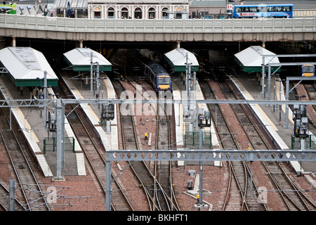 Vista dell'ingresso ovest di Edimburgo è la stazione ferroviaria di Waverly con le vie che portano a piattaforme. Foto Stock