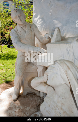 Statua di Frederic Chopin nel Parco 'Parc de Monceau', 'Public Art' Parigi Francia, scultura in marmo francese del XIX secolo, dettaglio, Foto Stock