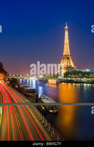 Ora blu a Parigi lungo la Senna sul Eiffeltower Foto Stock