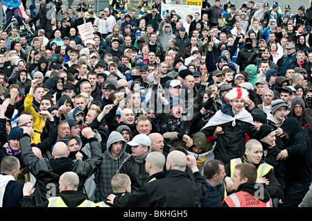 Demo di edl a Dudley Regno Unito contro la costruzione di una moschea l'EDL affermano di essere fatta di persone contro l'estremismo islamico, tuttavia Foto Stock