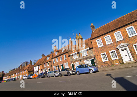 Orizzontale di un ampio angolo di visione del tipico in mattoni rossi e pietra focaia edifici georgiani di Old Amersham, Buckinghamshire in una giornata di sole Foto Stock