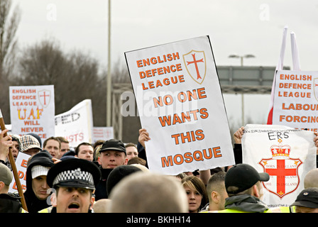 Demo di edl a Dudley Regno Unito contro la costruzione di una moschea l'EDL affermano di essere fatta di persone contro l'estremismo islamico, tuttavia Foto Stock