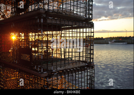 Le trappole a base di aragosta e boe al tramonto sul pontile Escuminac su Miramichi Bay Golfo di San Lorenzo New Brunswick Canada Foto Stock