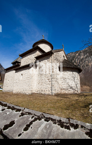 Piccola chiesa monastero ortodosso Dobrilovina in Montenegro Foto Stock