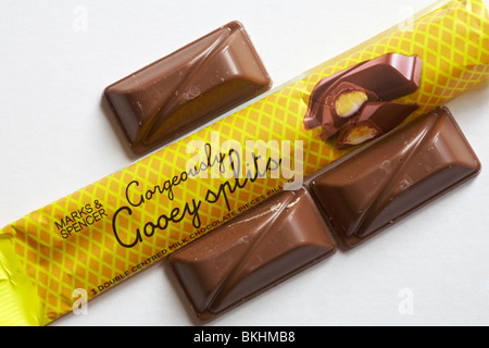 Bar di Marks & Spencer meravigliosamente Gooey divide il cioccolato aperta per mostrare il contenuto è stato impostato su sfondo bianco Foto Stock