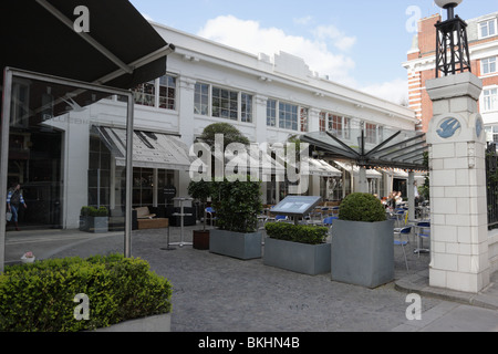 Vetro esterno tettoia e giardino i complementi al di fuori della parte esterna del ristorante Bluebird in Kings Road, il Chelsea. Foto Stock