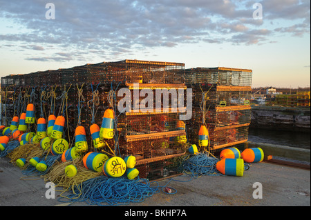 Le trappole a base di aragosta e boe al tramonto sul pontile Escuminac su Miramichi Bay Golfo di San Lorenzo New Brunswick Canada Foto Stock