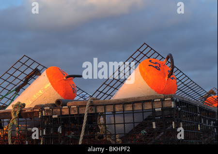 Le trappole a base di aragosta e boe al tramonto sul pontile Escuminac su Miramichi Bay Golfo di San Lorenzo New Brunswick Canada Foto Stock