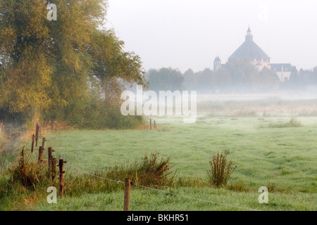 Mistige zonsopkomst in de polder; foggy sunrise nel polder Foto Stock