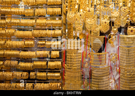 Gioielli in oro sul display nella vetrina di un negozio in gold souk in Deira, Dubai, UAE Foto Stock