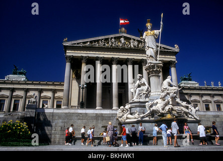 I turisti, gruppo di tour, Palazzo Fontana di Athena, di fronte, il Palazzo del Parlamento, della città di Vienna, Austria Foto Stock