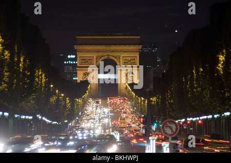 Guardando verso l'Arc de Triomphe sugli Champs Elysees di Parigi, Francia Foto Stock