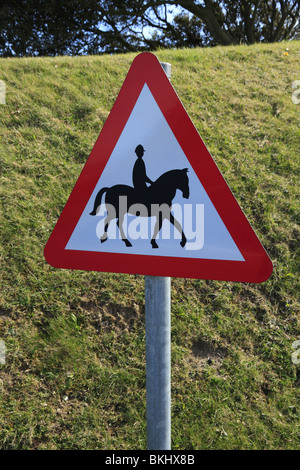 Un segno avverte gli automobilisti della possibilità che i cavalli possono essere sulla strada nel South Downs National Park, vicino a Eastbourne, Est Foto Stock