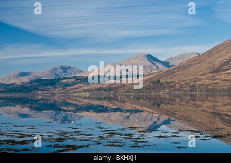 Vista del Loch Eil dal South Shore con riflessioni di montagna nr Fort William Highland Scozia Scotland Foto Stock