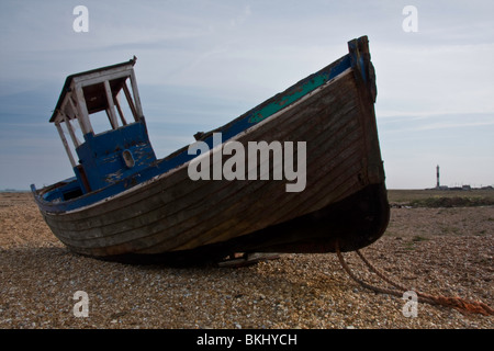 Decadendo barca da pesca sulla spiaggia di Dungeness nel Kent. Questi una volta erano parte di un settore della pesca Foto Stock