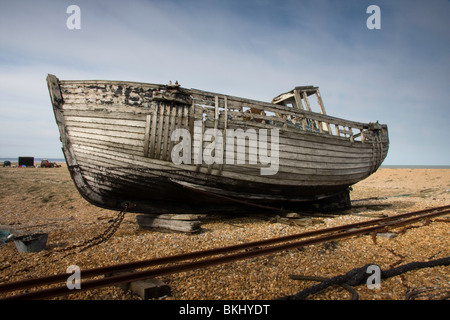 Decadendo barca da pesca sulla spiaggia di Dungeness nel Kent. Questi una volta erano parte di un settore della pesca Foto Stock