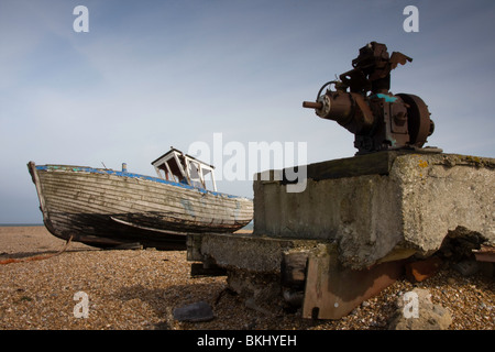 Decadendo barca da pesca sulla spiaggia di Dungeness nel Kent. Questi una volta erano parte di un settore della pesca Foto Stock