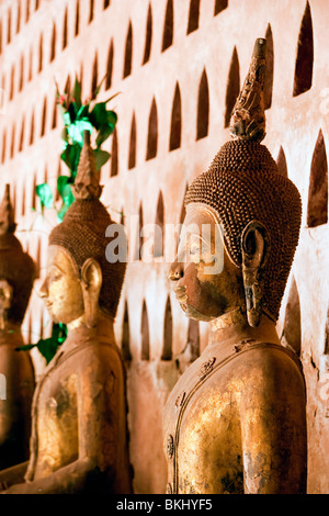 Statue di Buddha e muro di piccole nicchie, Wat si Saket (Sisaket), Vientiane, Laos, Indocina Foto Stock